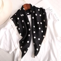 Dettaglio del foulard in seta a pois neri e bianchi con trama liscia e bordi rifiniti - 70x70cm / Polka Dot Nero