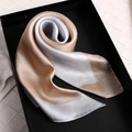 Elegante pañuelo de satén champán y plata presentado en una caja de regalo negra - 70x70cm / Caqui