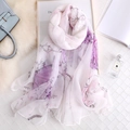 Elegante sciarpa lunga in seta con stampe floreali di magnolia lavanda e rosa su bianco - 135*190cm / Viola Crema