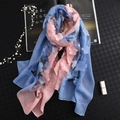 Écharpe dégradée rose et bleu avec broderies florales et détails de petits glands - Rose + Bleu