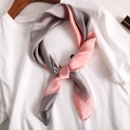 Elegante pañuelo de seda para mujer en gris y rosa con diseño color-block en camisa - 70x70cm / Gris rosado