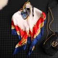 Carré de soie élégant avec motifs baroques, paisley et chaînes dorées sur fond noir - 90x90cm / Bordure Bleu Marine