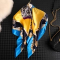 Élégant foulard en soie à fleurs baroques jaune et bleu avec une finition satinée chic - 90x90cm / Bord Bleu