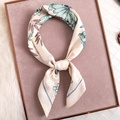 Elegante foulard in seta sintetica color crema con stampe floreali verdi e viola - 70*70cm / Beige