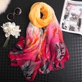 Eleganter langer Schal mit Blumenmuster und Farbverlauf in Orange und Rot für Damen - Rosarot Gelb