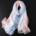 Eleganter Schal mit Farbverlauf in Rosa, Weiß und Blau aus leichtem Chiffon-Gewebe - 140*170cm / Hellblau Rosa Verlauf