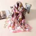 Elegante sciarpa in raso di seta con stampa carrozza su borsa grigia di lusso - 90x180cm / Rosa