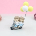 Figurine de couple de dessins animés à moto avec ballons colorés pour gâteaux - Couple en Scooter avec Ballons Jaunes