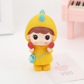 Poupée garçon en imperméable dinosaure jaune tenant des marteaux de sable rouges - Garçon Style Groupe (3B)