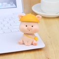 Simpatica statuetta di maiale rosa con cappello e borsa gialla per decorazione scrivania - Stile Occhi Aperti (Stile B Cuore PUPU Maiale)