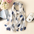 Elegante sciarpa in seta con stampa di rose crema e blu, drappeggiata con accessori moda - Bianco sporco (Rosa blu)
