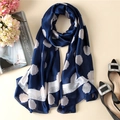 Sciarpa in seta blu navy con rose bianche mostrata con eleganti accessori moda - Blu navy (Rosa bianca)