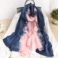 Detail eines rosa-blauen Seidenschals mit Farbverlauf und 3D-Blumenstickereien - 65*180CM / Navy + Rosa