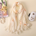 Nahaufnahme eines eleganten Seidenschals mit orangefarbenem Calla-Lilien-Blumenmuster - Beige Calla-Lilie