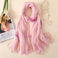 Eleganter hellrosa Schal mit lila Lilienmuster und Accessoires auf beigem Hintergrund - Rosa Calla-Lilie