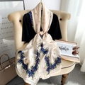Eleganter Seidenschal mit Erdbeermuster, Blumenprint und marineblauen Wellenkanten-Detail - 90*180cm / Elegantes Rosa (Erdbeerdruck)