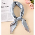 Foulard in raso azzurro a grandi pois bianchi in un elegante stile annodato - 70x70cm / Azzurro