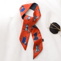 Bufanda larga de seda con estampado de caballos naranja y cuadros azules variante - TLP-26 Corcel Rojo Naranja