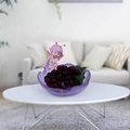 Vassoio per dolci viola a forma di fiore con statuetta di fata sul tavolino bianco - Petalo Viola Fata dai Capelli Rosa (Stile A)