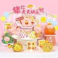 Figurines de collection petit cochon mignon avec divers costumes de fête en set complet - Gen 2 Heureux Chaque Jour (Unique)