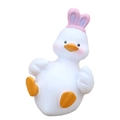 Simpatica statuetta di anatra bianca in resina con orecchie da coniglio viola - Mini Anatra Bianca - Orecchie di Coniglio Rosa
