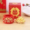 Detail eines Glücksgeldbeutels mit abnehmbarem Goldbarrendeckel und roter Geschenkbox - Neuer Stil Geldbeutel-Ornament