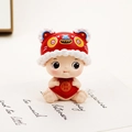 Figura de bebé tigre-león con sombrero de danza del león para el salpicadero del coche - Estilo Danza del León Rojo (4A)
