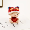 Figura de bebé tigre chino con delantal rojo y gorro tradicional de tigre - Estilo Tigre Rojo (4B)