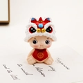 Figura de niño de danza del león chino con delantal rojo para salpicadero de coche - Estilo León Durmiendo Rojo (4C)