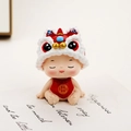Figura de bebé chino con gorro de tigre y corpiño rojo para salpicadero de coche - Estilo León Sonriente Rojo (4D)