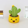 Statuetta di cactus che scuote la testa sorridente con pianta verde e base gialla per auto - Piccolo Ornamento Cactus Stile A (0063A)