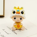 Lindo muñeco que asiente con tocado de danza del león amarillo y blanco de resina - Estilo León Sonriente Amarillo (5F)