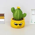 Figurina di cactus oscillante con fiore giallo e volto con occhiali su un vaso giallo - 0063b Ornamento A Forma Di Cactus / Come mostrato
