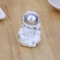 Matte weiße und silberne Astronautenfigur aus Harz in sitzender Denkpose für Auto oder Tisch - Sitzender Denkender Astronaut Stil 2B / Weiß