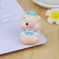Statuetta di maialino rosa con cappello da marinaio blu e fiocco su laptop bianco - Stile Blu con Occhiolino (1A)