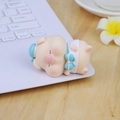 Simpatica statuetta di maialino rosa in resina che dorme per auto e scrivania - Stile Blu che Dorme (1D)