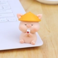 Figurine de cochon rose mignon avec chapeau jaune et boîte de lait pour décoration - Style Buveur de Lait (Petit B)