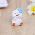 Simpatica statuetta di anatra bianca con cappellino blu per tavolo e auto - Stile Sorriso con Cappellino da Baseball - Bianco