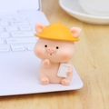 Figurine de cochon rose mignon avec chapeau jaune tenant un livre pour décor de bureau - Style Tenant un Livre (Moyen B)