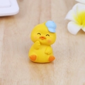 Simpatica statuina di anatra gialla con cappellino da baseball blu per scrivania - Stile Cappello da Sole - Giallo