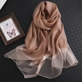 Eleganter bronzener Seidenschal für Damen mit glänzendem Finish und zarten Tüllkanten - Camel