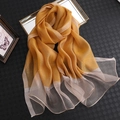 Eleganter ingwergelber Seidenschal mit rosa Kontrastrand auf Vintage-Karo-Hintergrund - Ingwergelb