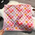 Dettaglio ravvicinato di un foulard in satin con vivaci motivi a francobollo estivi - 65*65cm / Rosa