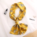 Elegante sciarpa in seta gialla con motivo zebrato e finitura satinata per la primavera - Zebra Giallo