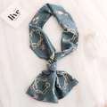 Elegante foulard lungo in seta blu polvere con motivi di catene dorate e fibbie rosa - Catena Blu Teal