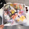 Dettaglio di un foulard di seta floreale con occhiali su una base di pelliccia finta - 65*65cm / Rosa Loto