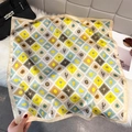 Dettaglio di un foulard di seta con stampe tropicali su un fondo di peluche bianco - 65*65cm / Giallo chiaro