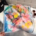 Foulard quadrato in seta con stampa floreale a olio su uno sfondo azzurro - 65*65cm / Bordo Grigio