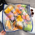 Dettaglio della sciarpa di seta stile pittura a olio su tappeto bianco con accessori - 65*65cm / Bordo Blu