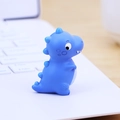 Mini-Himmelsblau Cartoon Dinosaurier Figur aus weichem PVC auf einer Tastatur - Blau